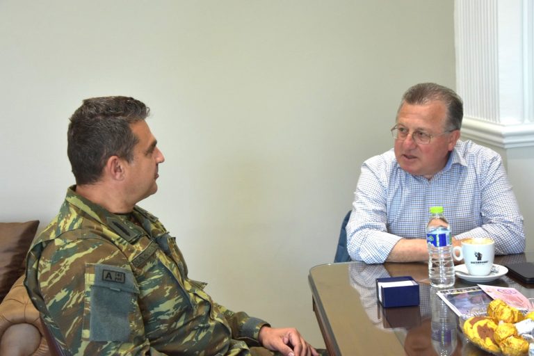 Εθιμοτυπική επίσκεψη του Διοικητή της Ταξιαρχίας Λιτοχώρου, Ταξίαρχου Λάζαρου Νάκου, στον Δήμαρχο Κατερίνης, Γιάννη Ντούμο